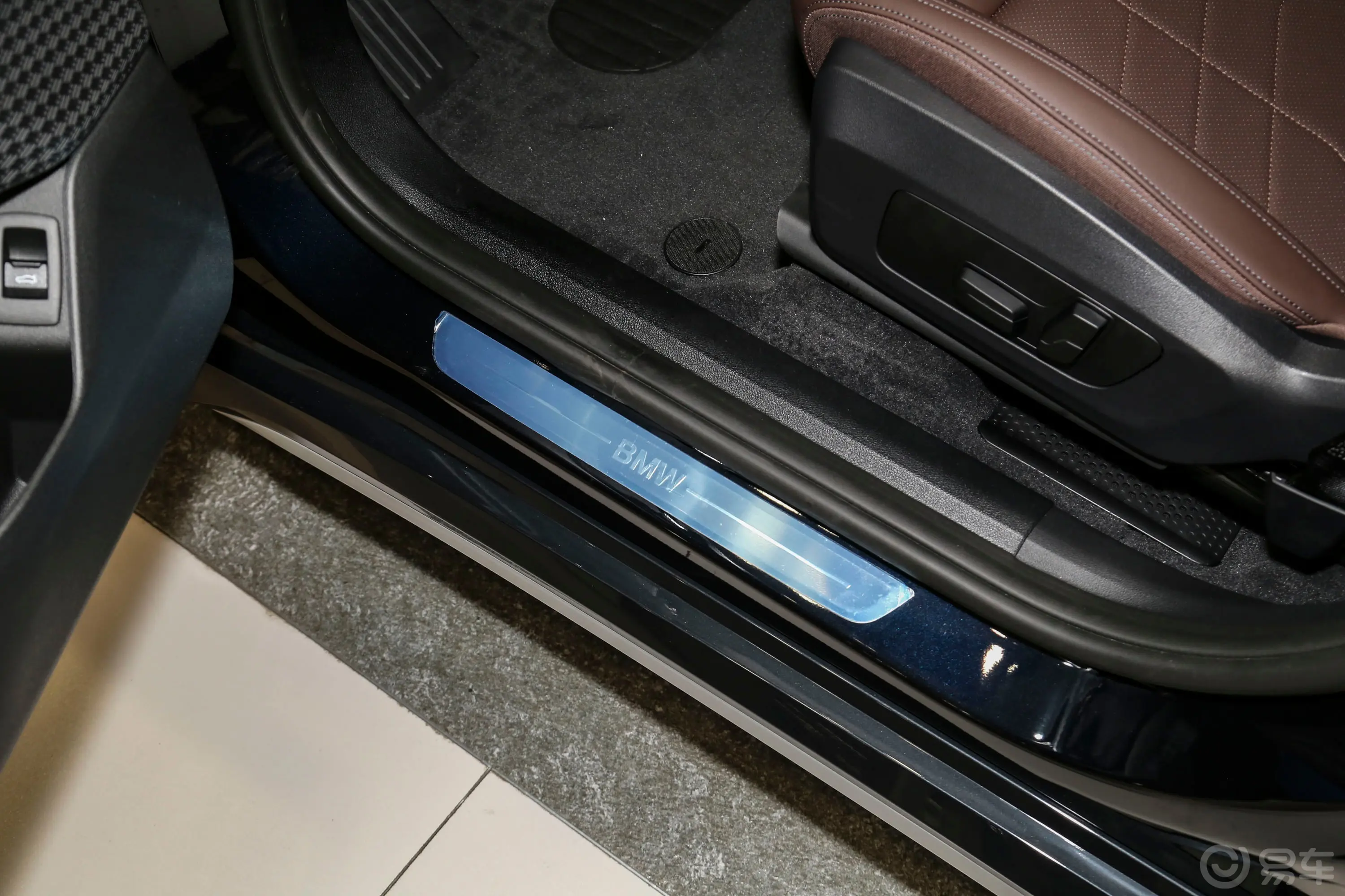 宝马X1sDrive20Li X设计套装前排迎宾踏板