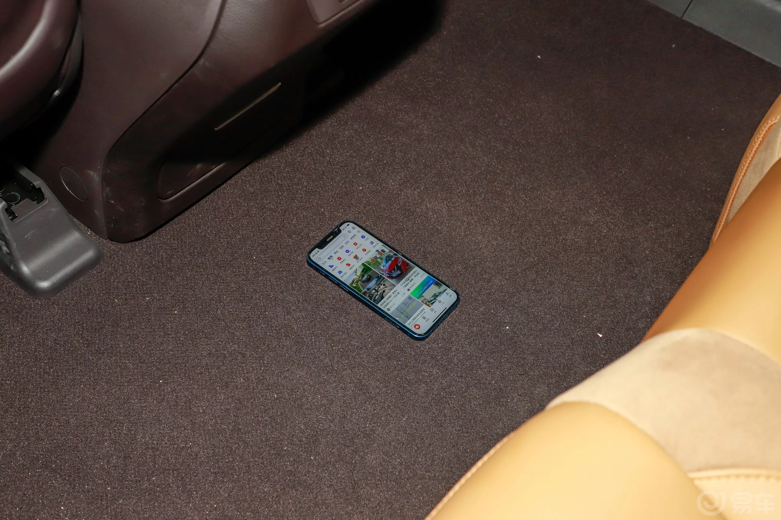 AION LXPlus 80D 旗舰版后排地板中间位置