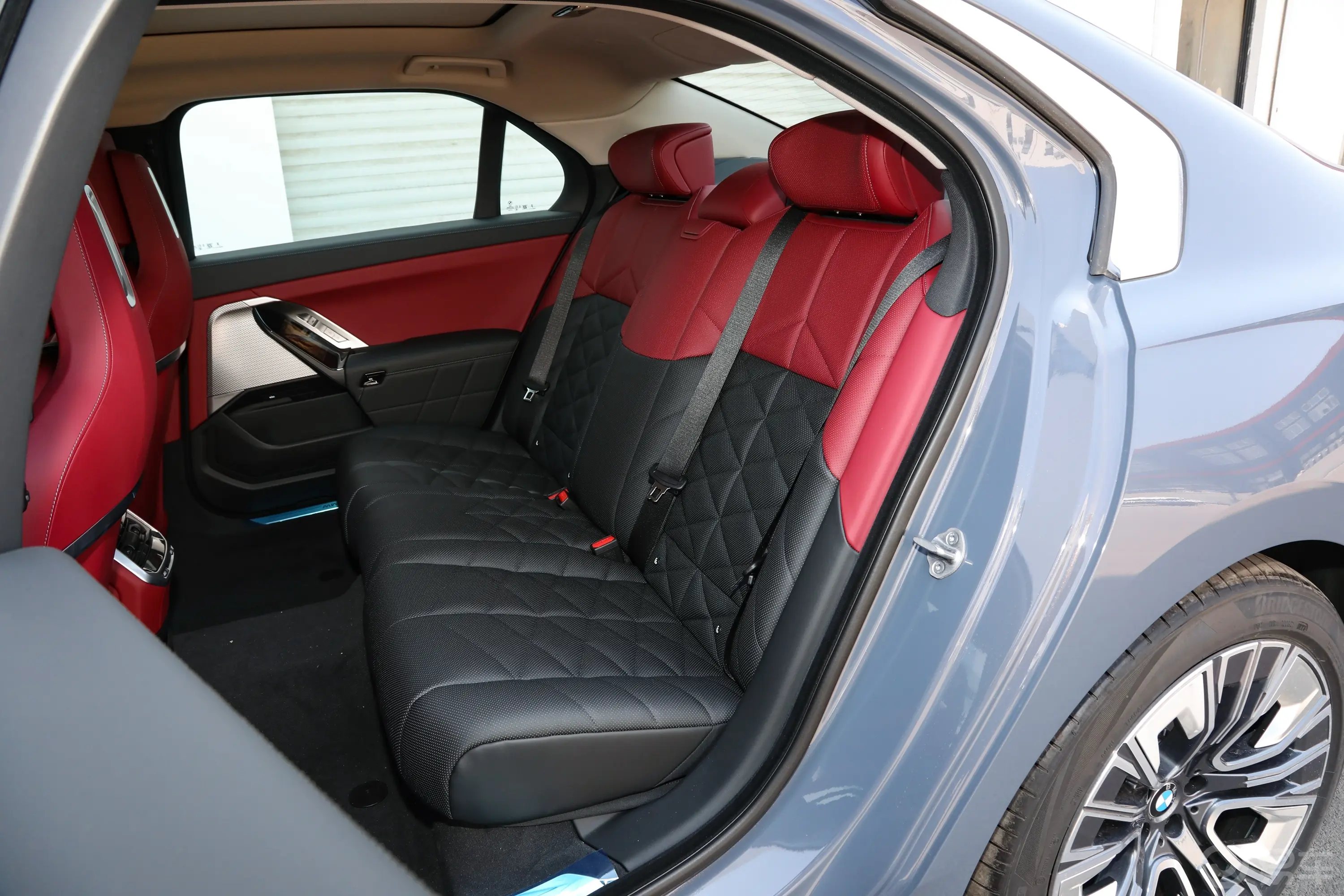 宝马i7eDrive50L 领先型 豪华套装后备厢开启45度侧拍