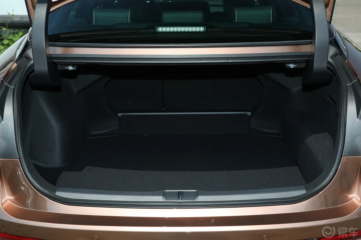 皇冠SportCross双擎 2.5L 四驱尊贵版后备厢空间特写