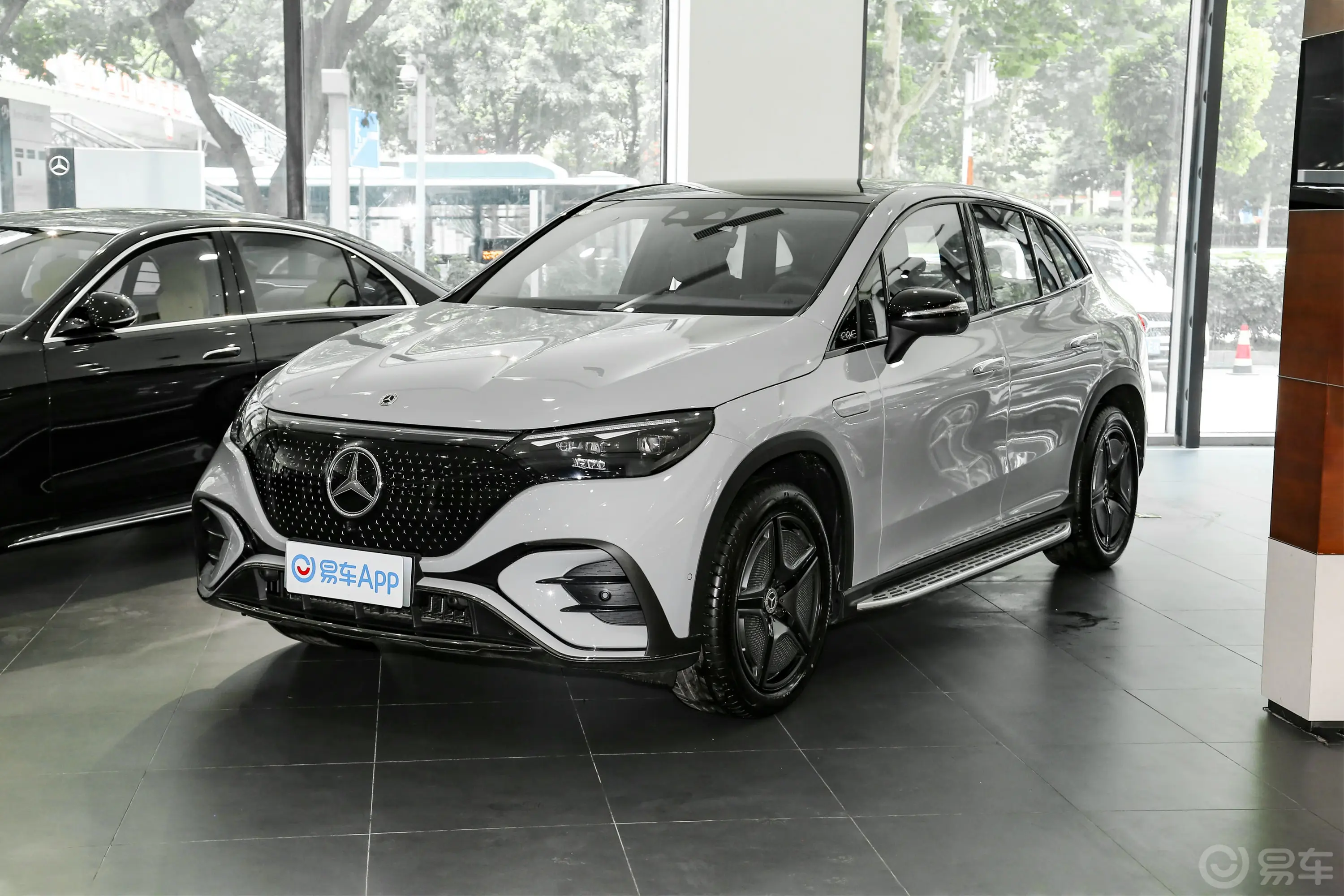 奔驰EQE SUV500 4MATIC 特别版侧前45度车头向左水平