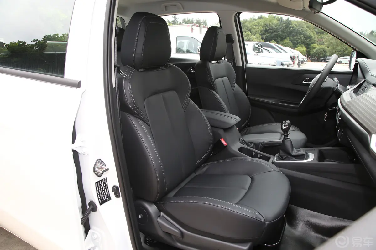 宝典1.8T 四驱长轴平底货箱舒享版 汽油副驾驶座椅