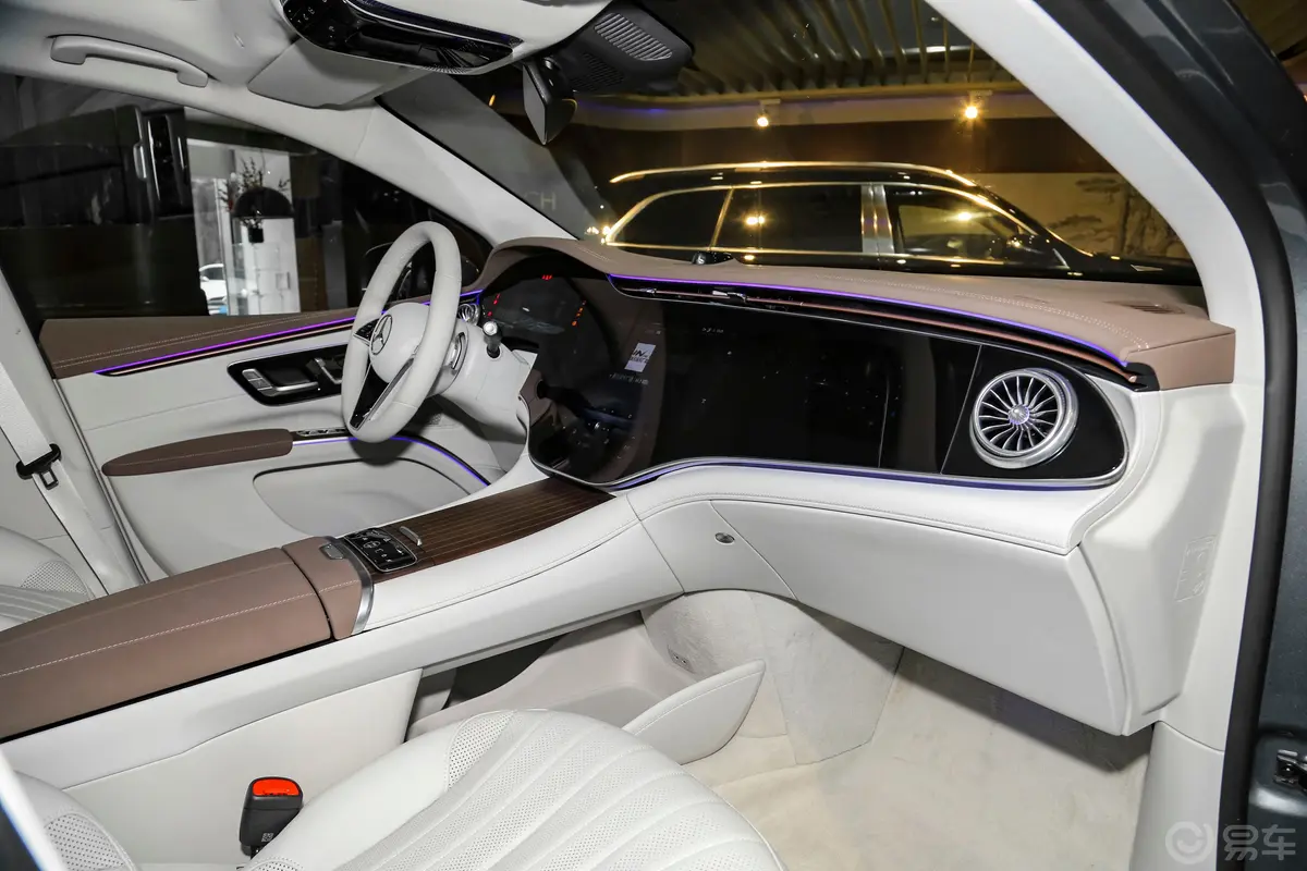 奔驰EQS SUV450 4MATIC 先锋版内饰全景副驾方向