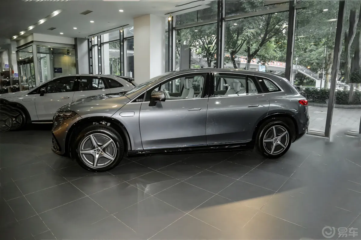 奔驰EQS SUV450 4MATIC 先锋版正侧车头向左水平