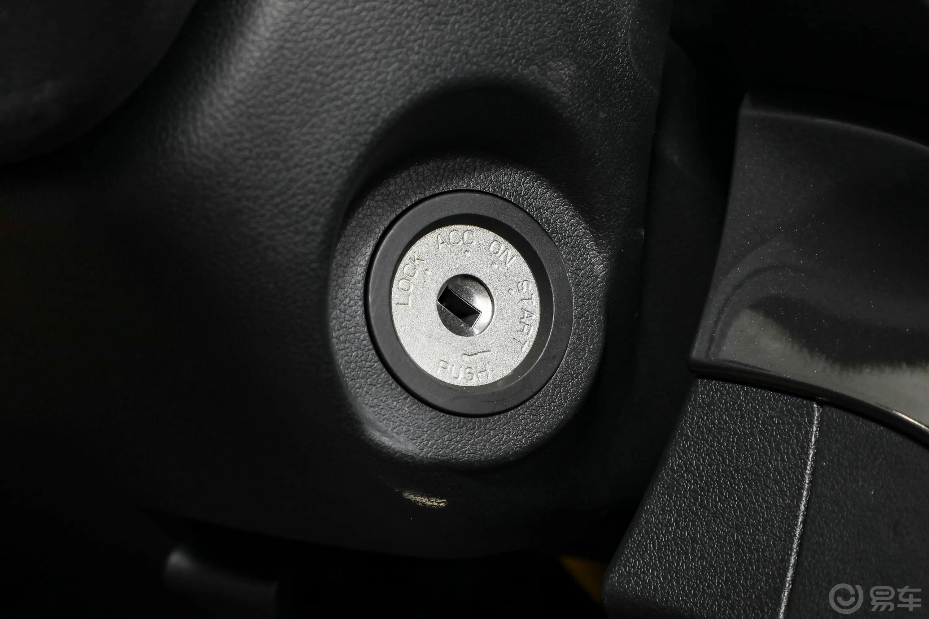 风骏52.0T 四驱长货箱进取型 柴油钥匙孔或一键启动按键