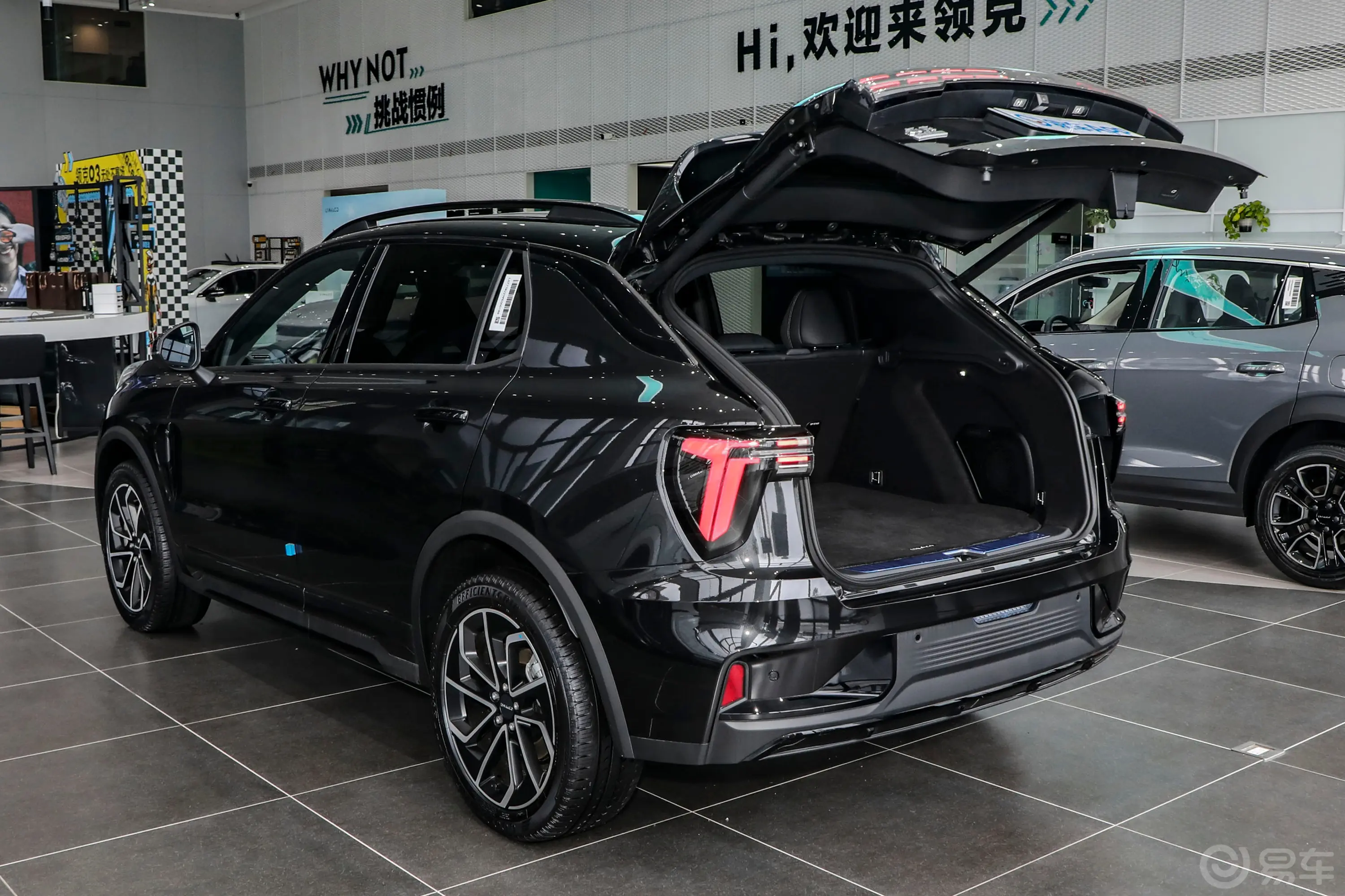 领克01 PHEV1.5T 70km PM版后备厢开启45度侧拍