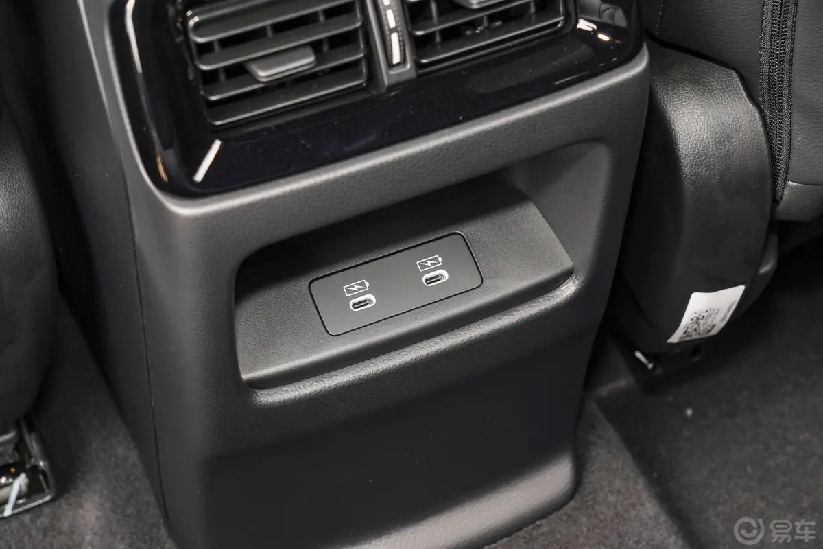 本田CR-V混动 2.0L 两驱智耀版后排充电口