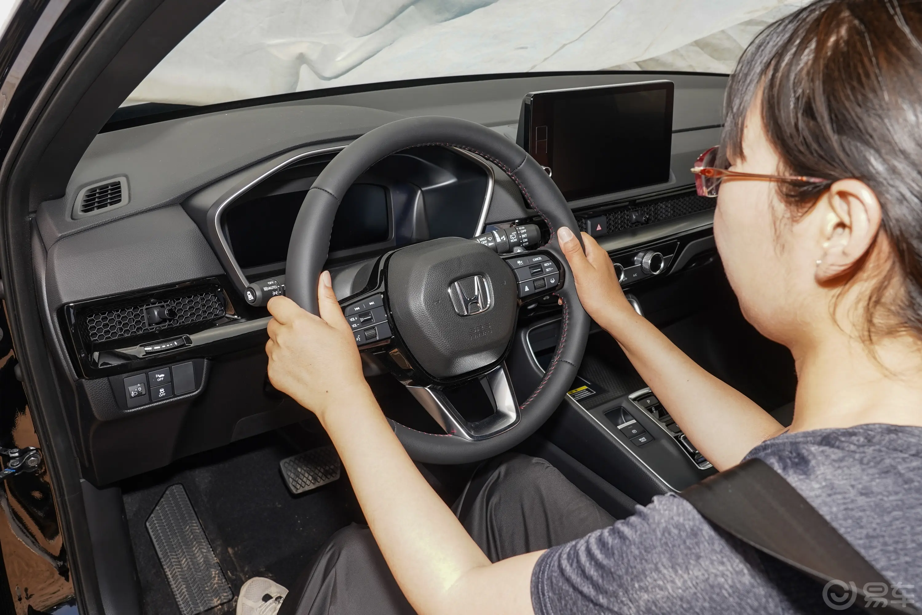 本田CR-V混动 2.0L 两驱智耀版主驾驶位