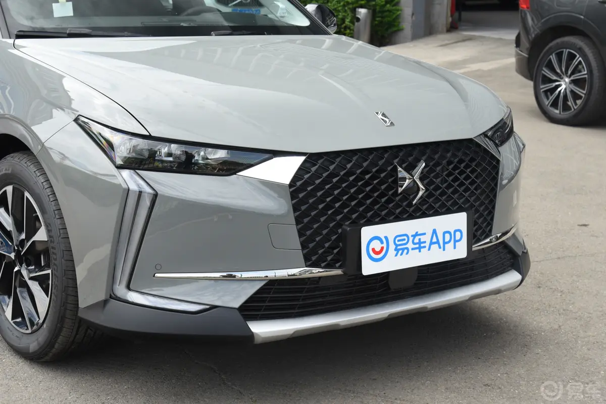 DS 41.6T 夏乐宫CROSS版前格栅侧俯拍