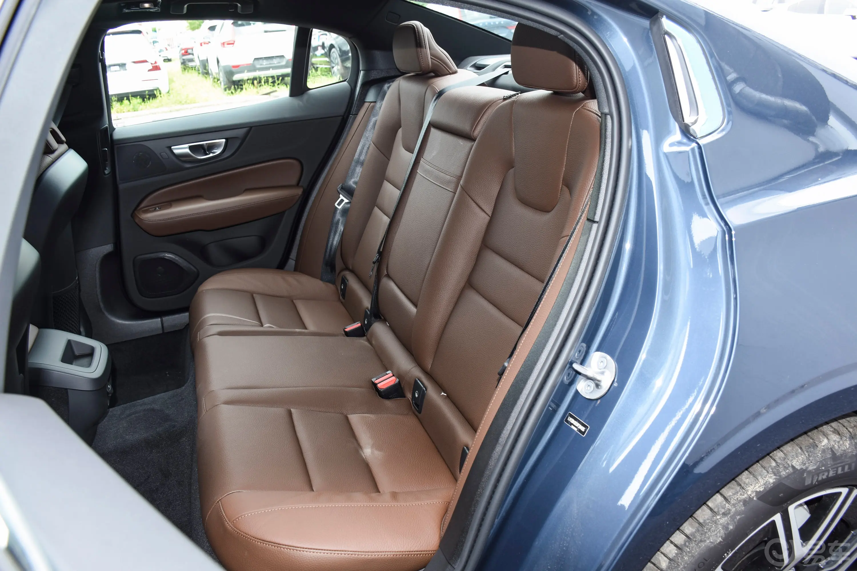 沃尔沃S60B4 智逸豪华版后备厢