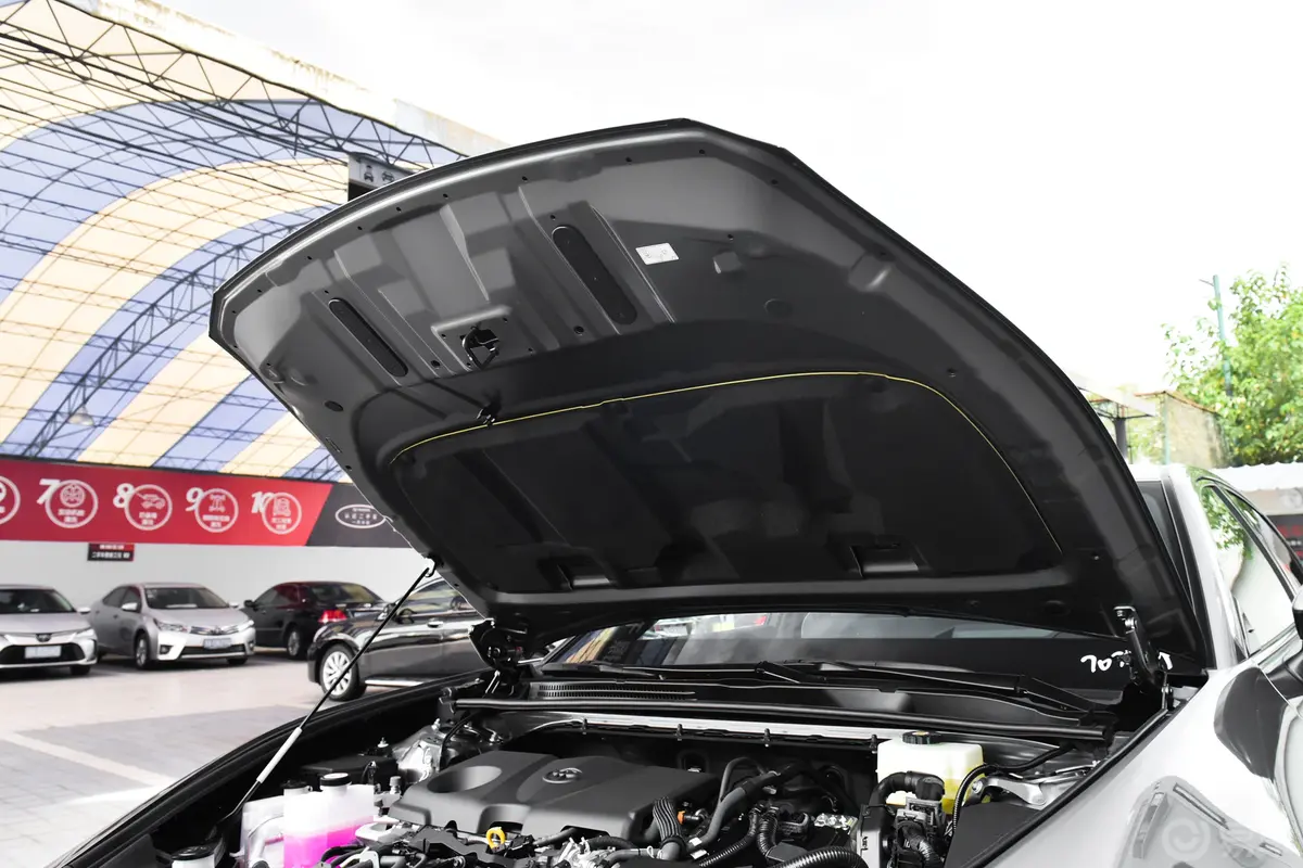 皇冠SportCross双擎 2.5L 两驱尊贵版发动机舱盖内侧