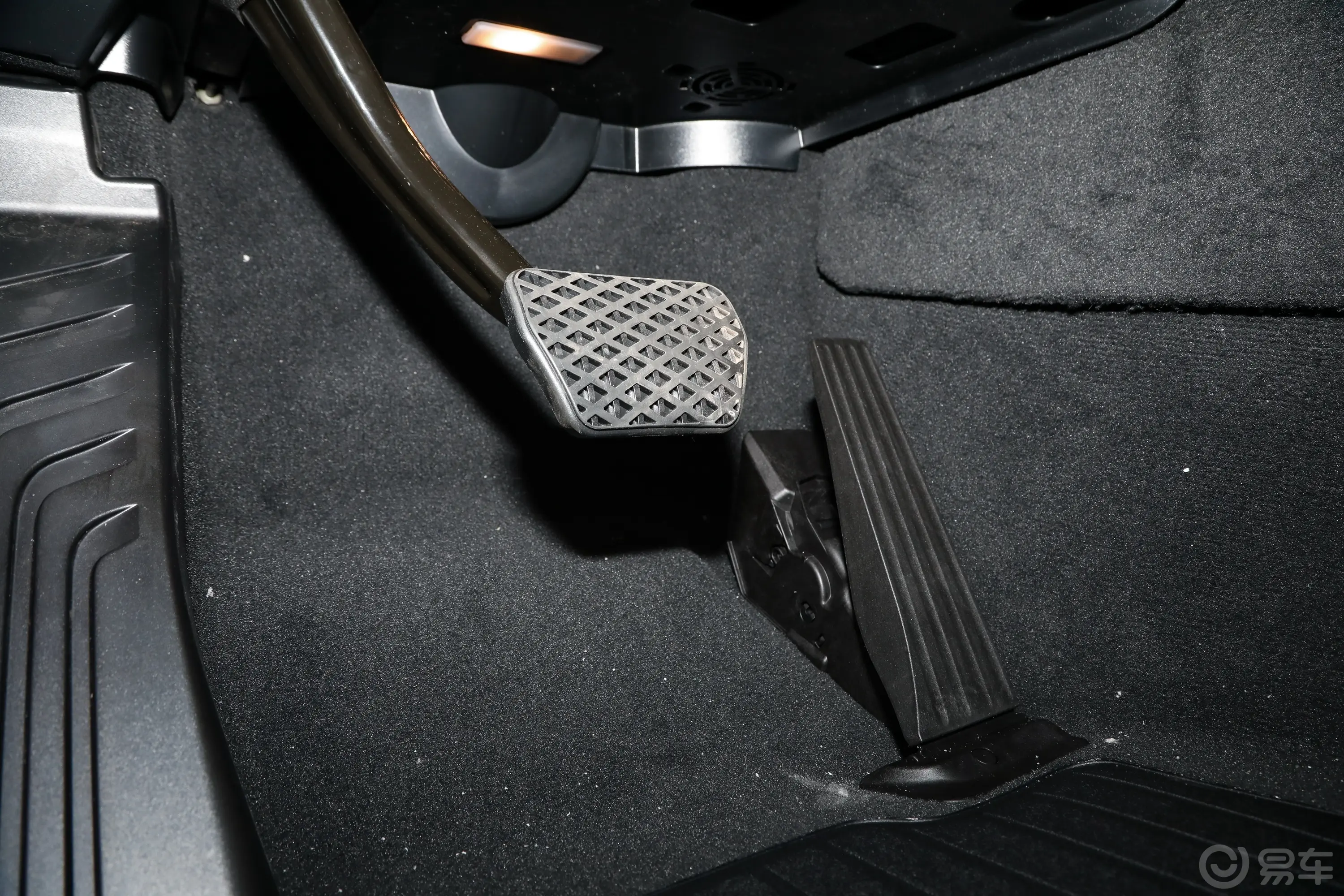 宝马X7改款 xDrive40i 领先型 豪华套装脚踏板