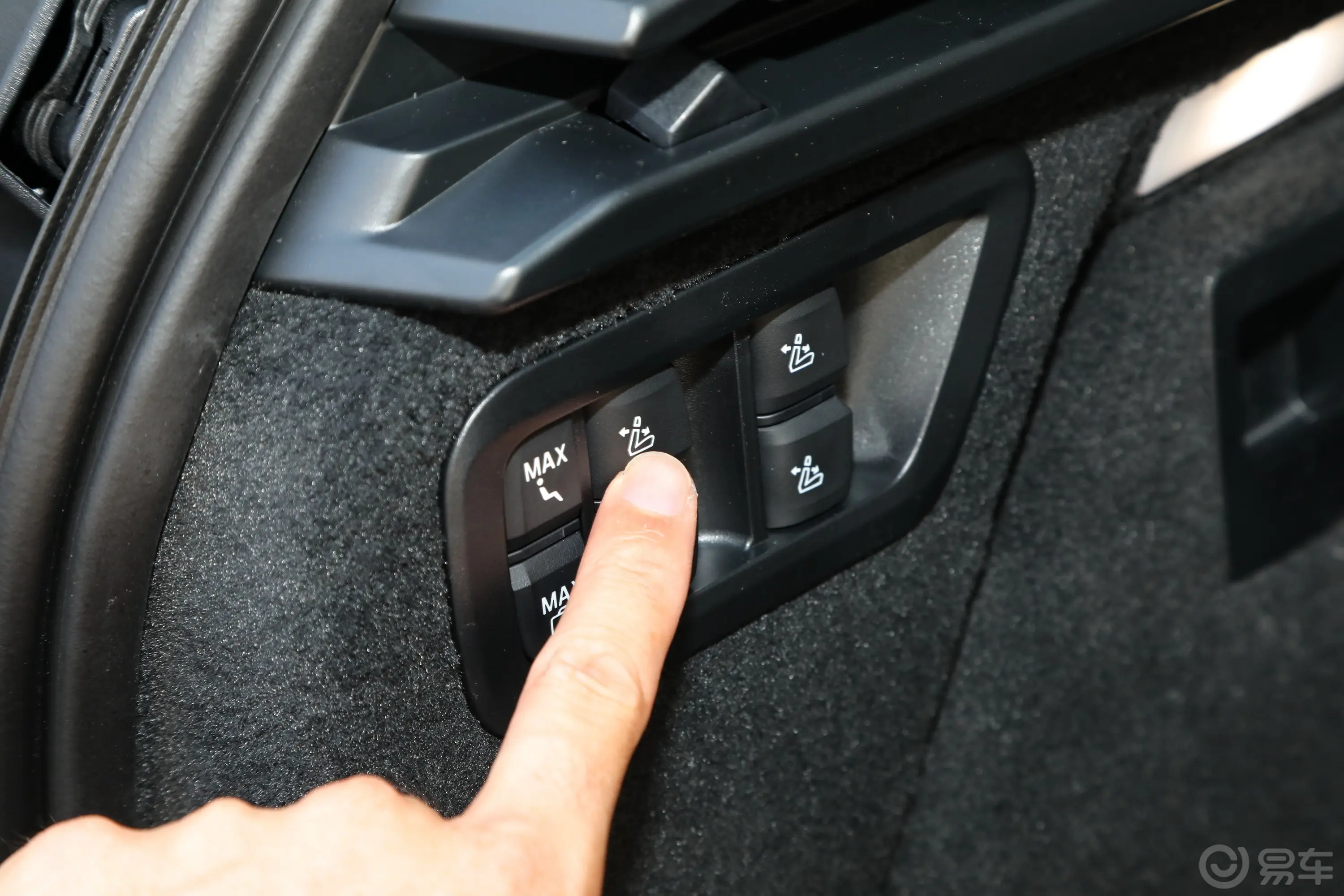 宝马X7改款 xDrive40i 领先型 豪华套装后备箱内座椅放倒按钮