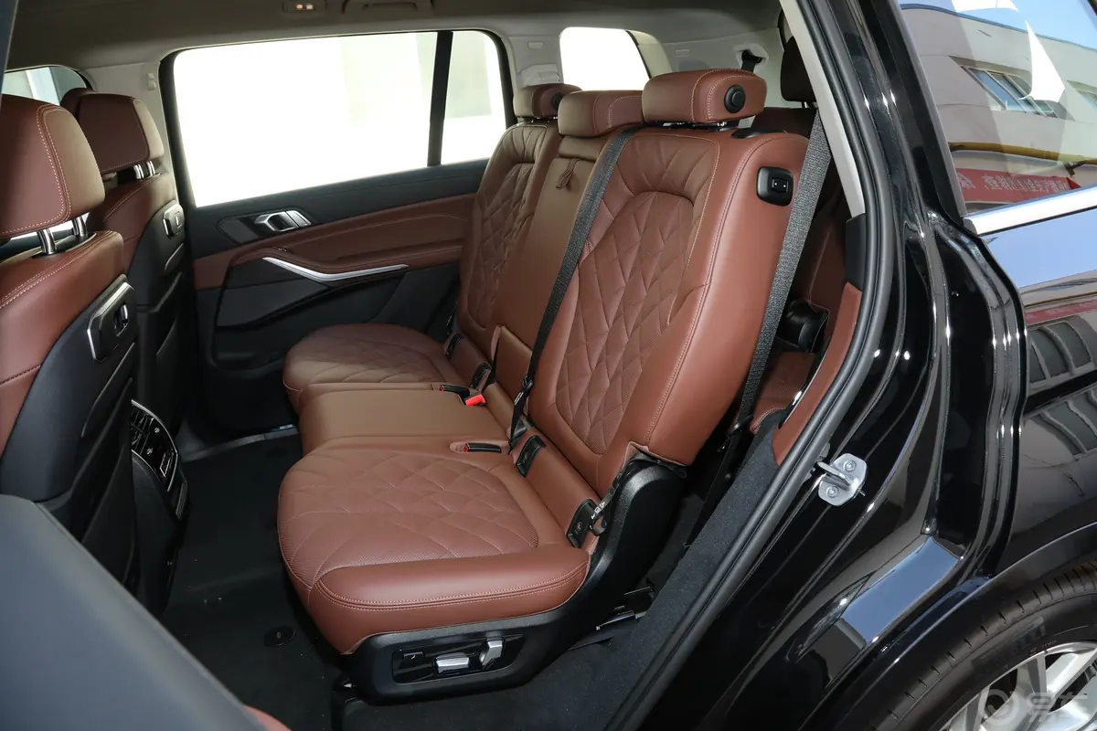 宝马X7改款 xDrive40i 领先型 豪华套装后排座椅