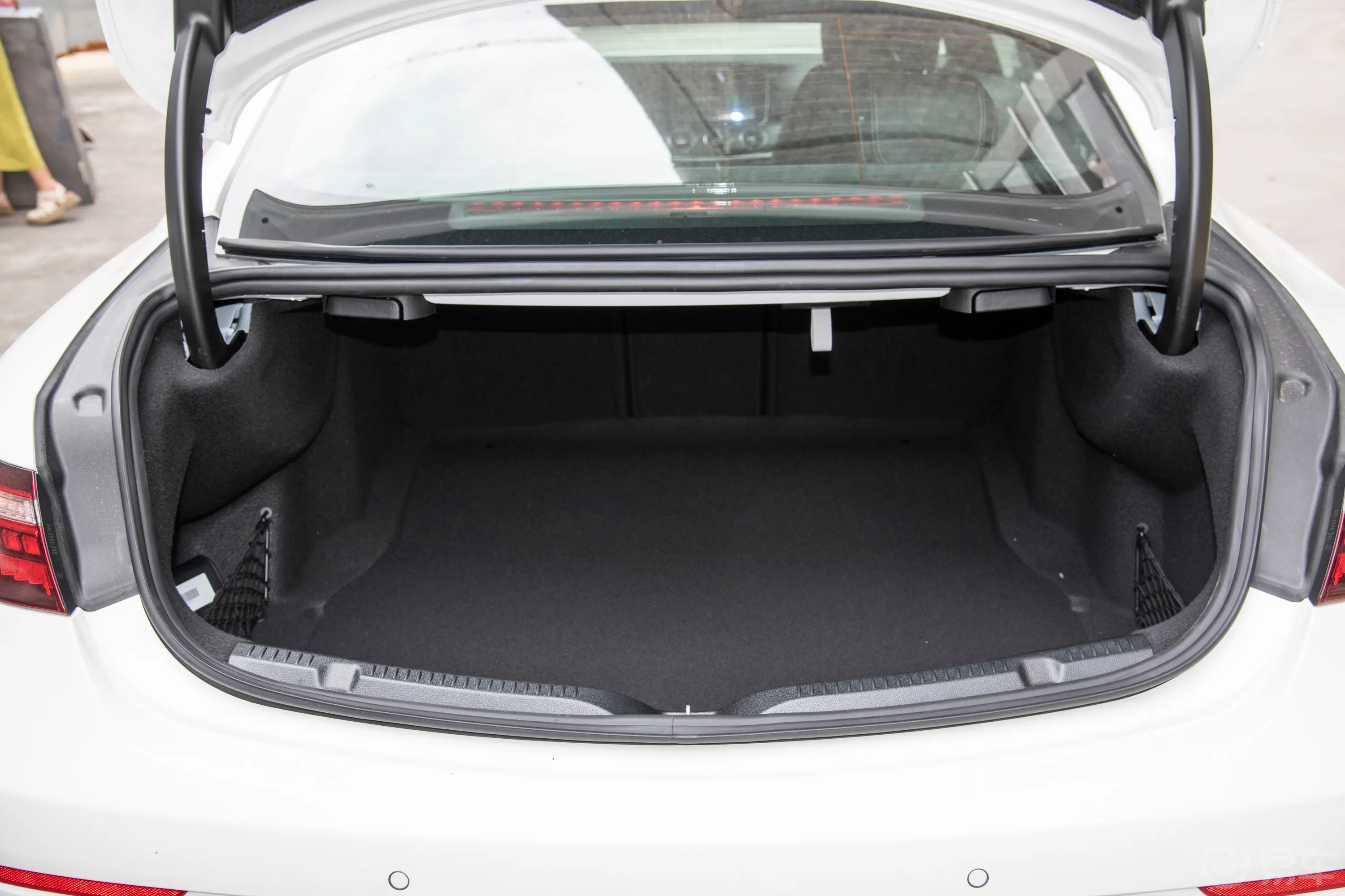奔驰E级(进口)改款 E 300 轿跑车后备厢空间特写