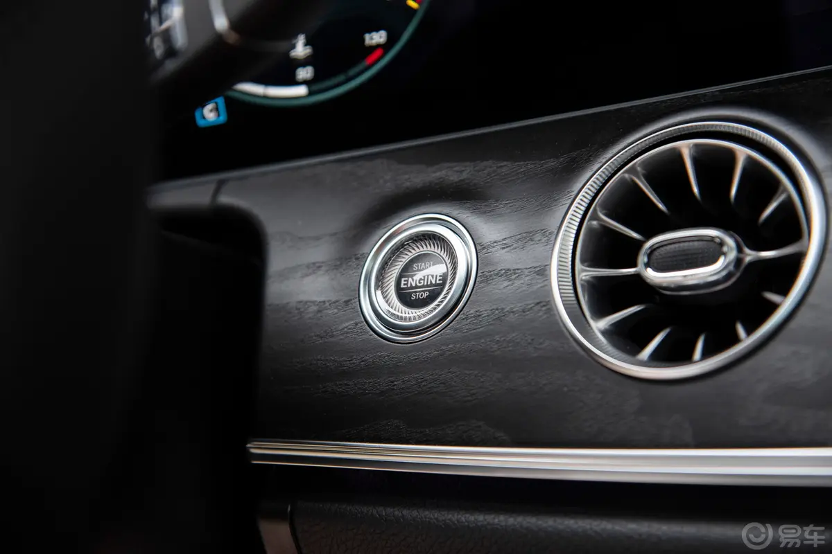 奔驰E级(进口)改款 E 300 轿跑车钥匙孔或一键启动按键