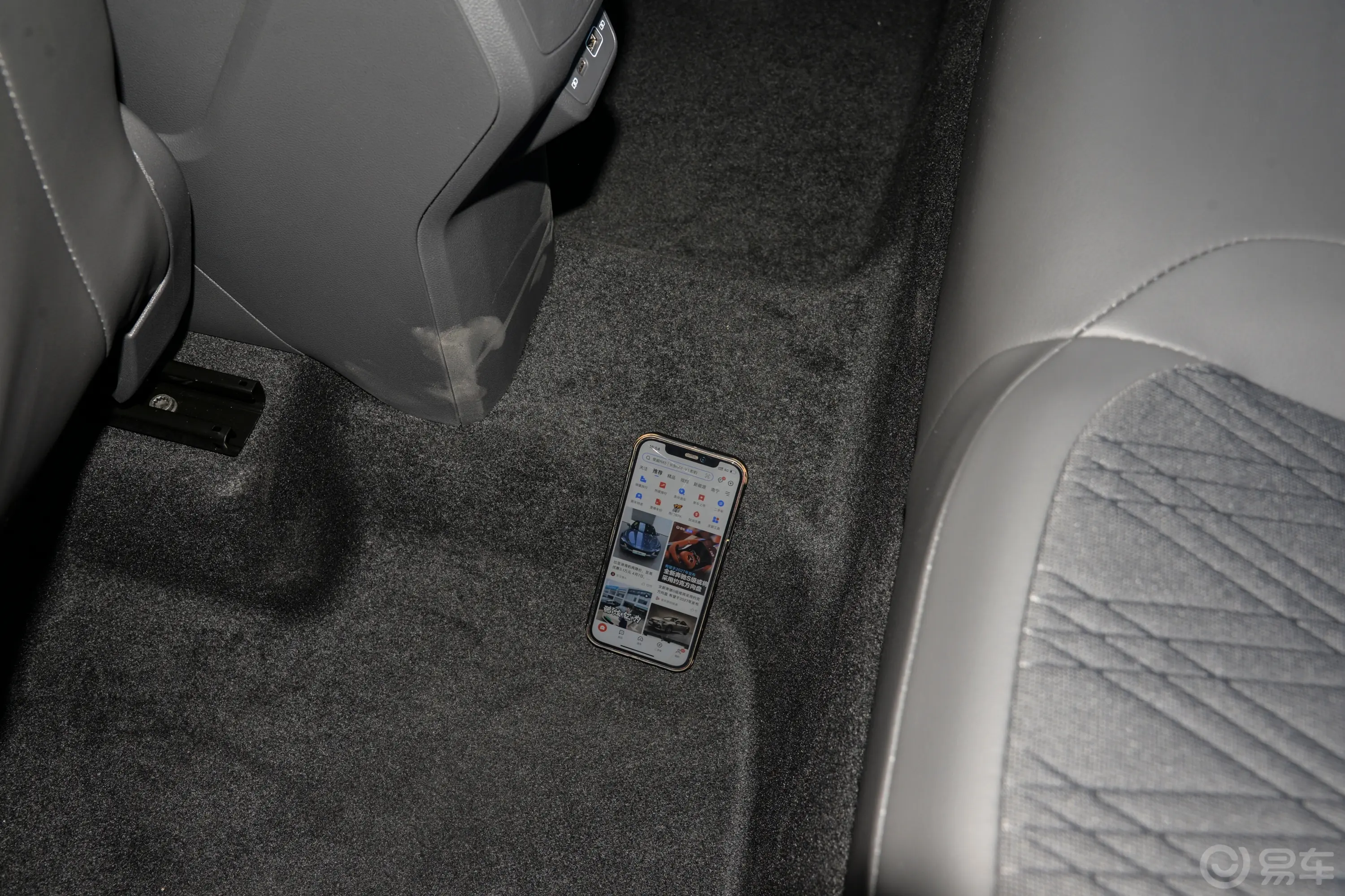 途铠改款 1.5L 自动舒适版后排地板中间位置