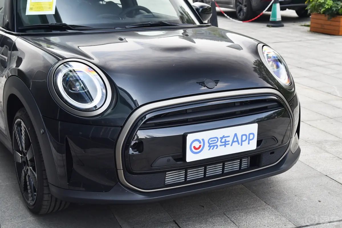 MINI1.5T COOPER 国王十字特别版前格栅侧俯拍