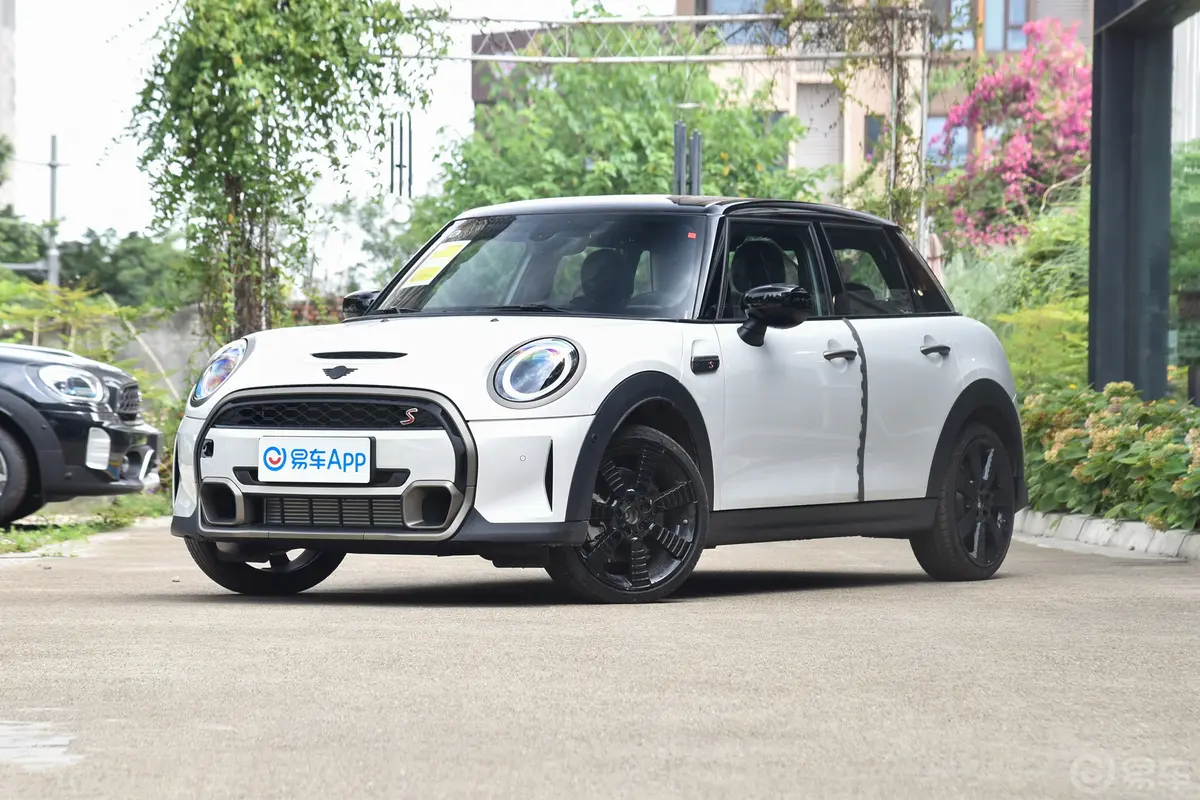 MINI2.0T COOPER S 国王十字特别版 五门版侧前45度车头向左水平