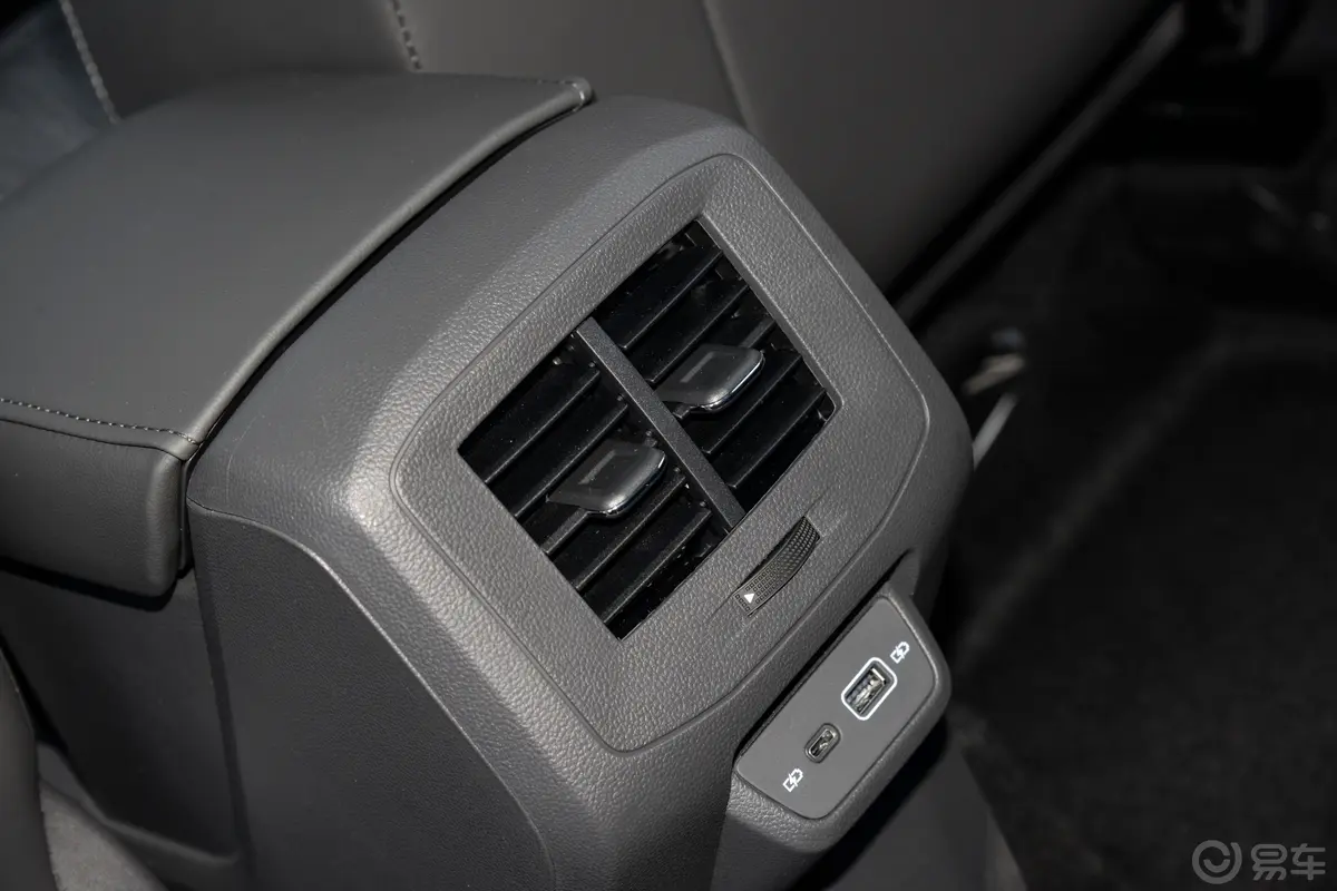 途铠改款 1.5L 自动舒适版后排空调控制键