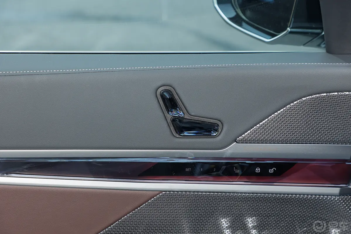 宝马i7eDrive50L 领先型 M运动套装主驾座椅调节