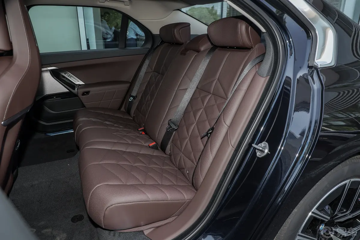 宝马i7eDrive50L 领先型 M运动套装后备厢空间特写