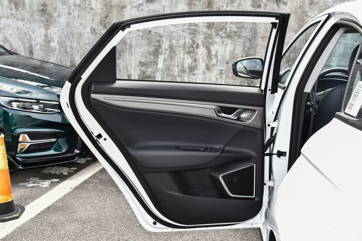 帝豪EVPro 430km 出租版驾驶员侧后车门