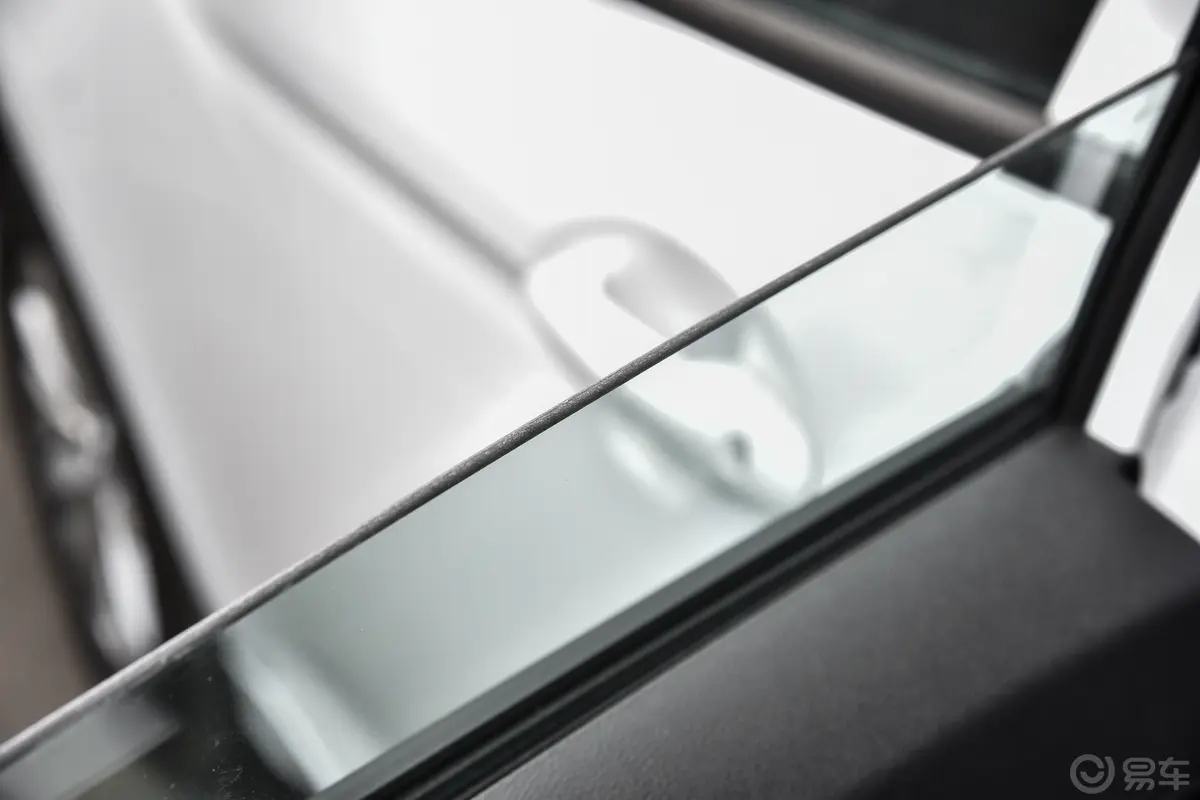 帝豪EVPro 430km 出租版后排玻璃材质特写