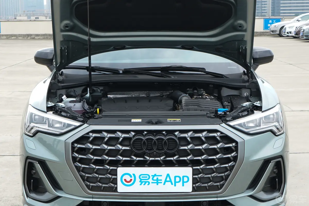 奥迪Q345 TFSI quattro 时尚动感型发动机舱整体