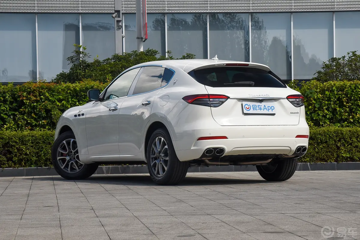 Levante2.0T GT侧后45度车头向左水平