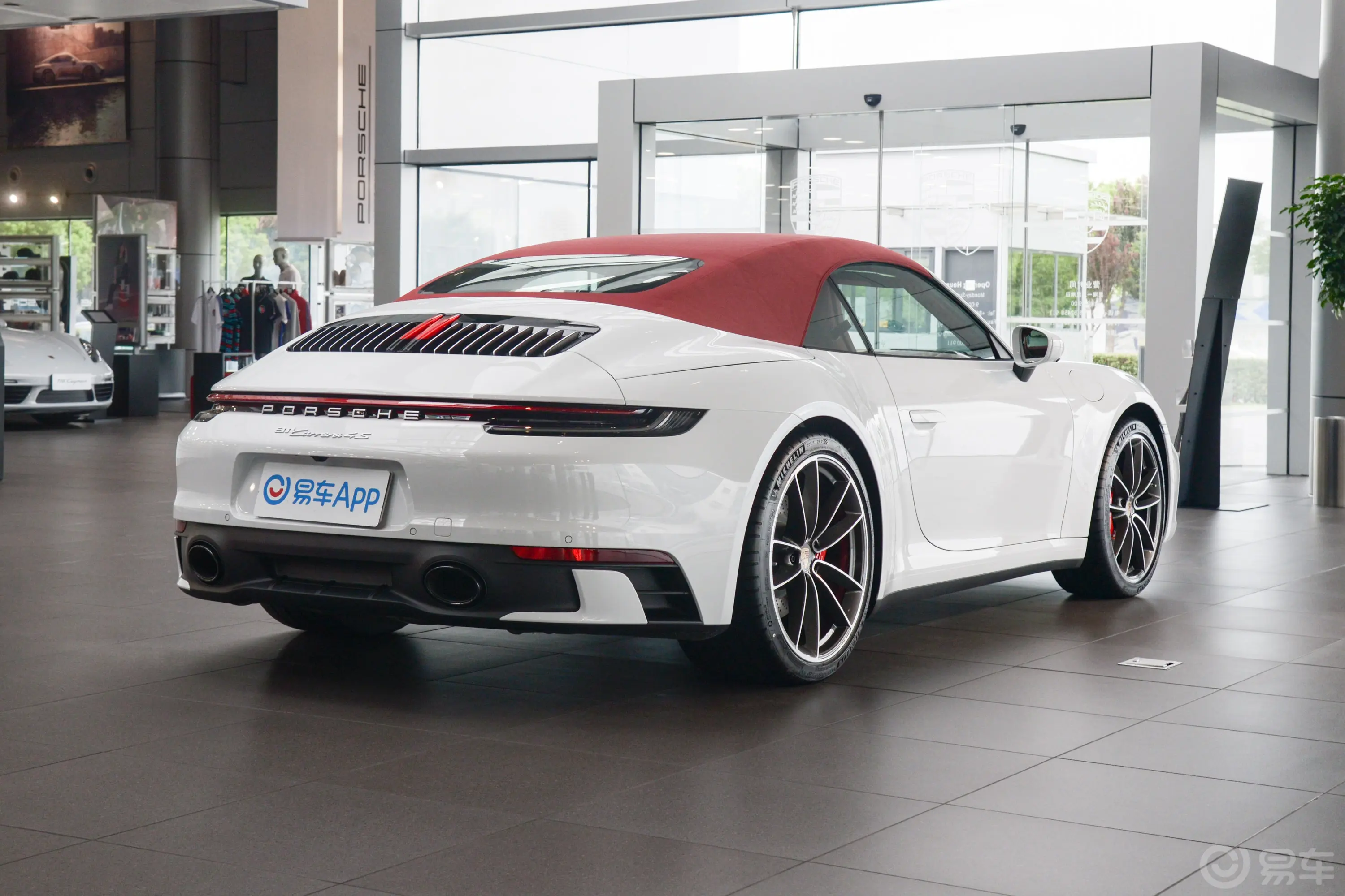 保时捷911Carrera 4S Cabriolet 3.0T侧后45度车头向右水平