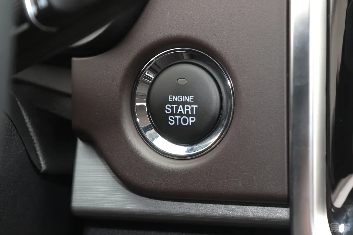 悍途2.0T 自动两驱标双精英版 柴油钥匙孔或一键启动按键