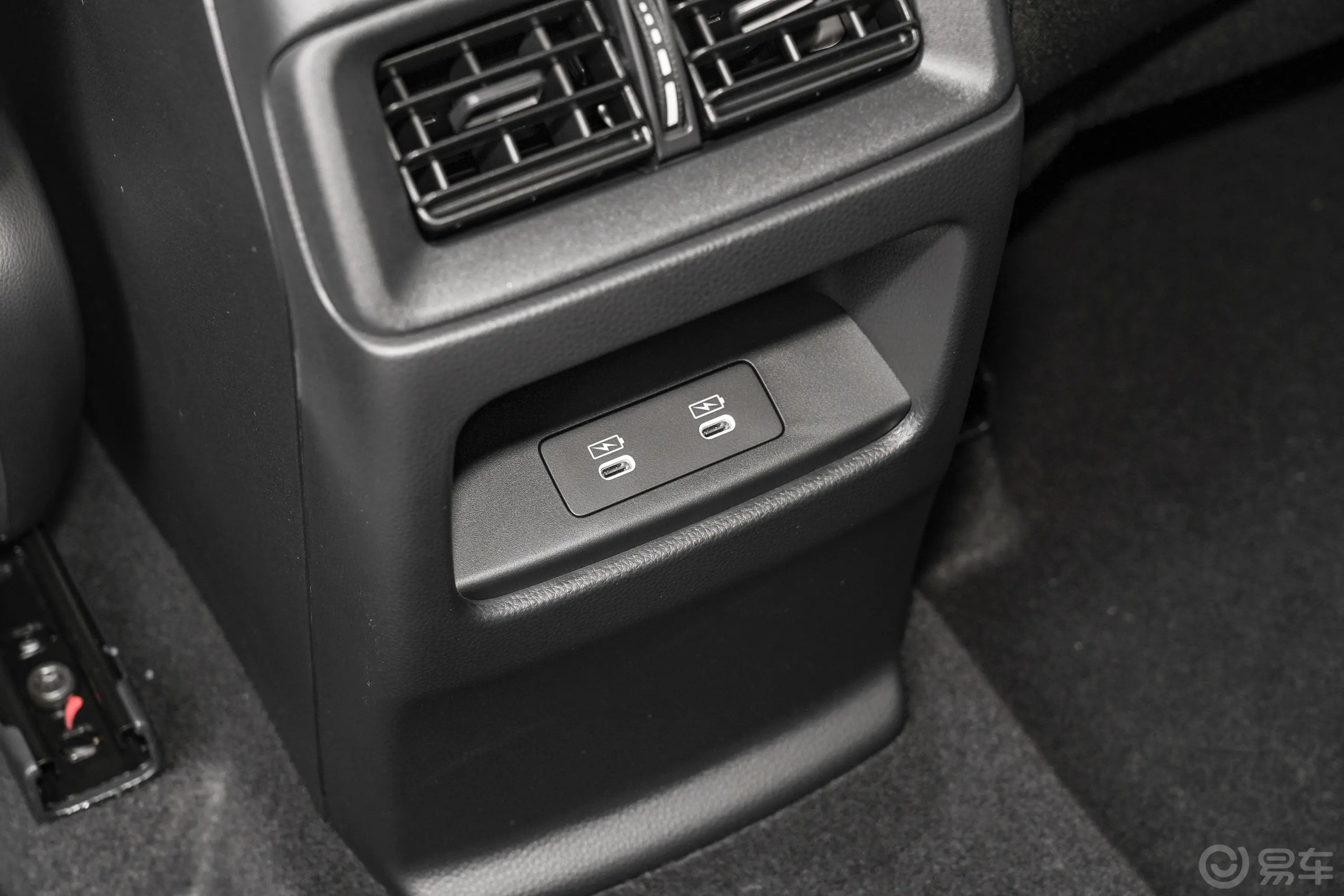 本田CR-V混动 2.0L 两驱智享版后排充电口