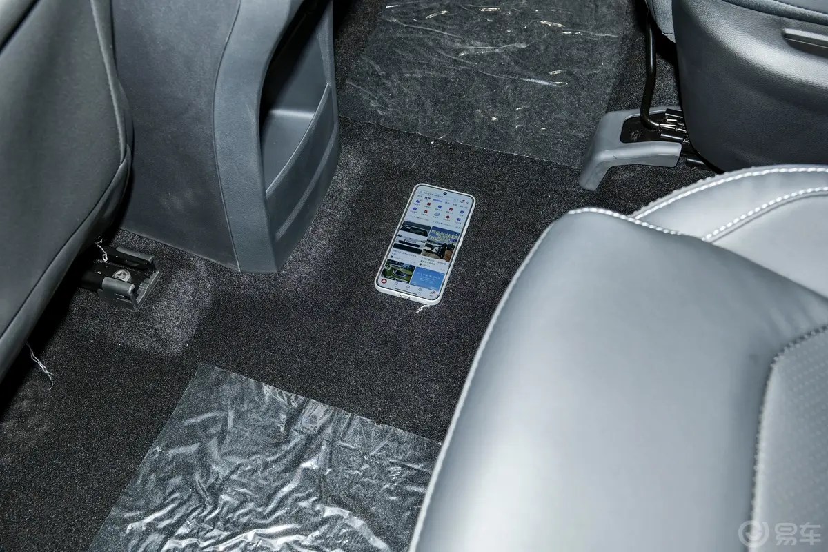 大通G50PLUS 幸福推荐款 1.5T 启航版后排地板中间位置