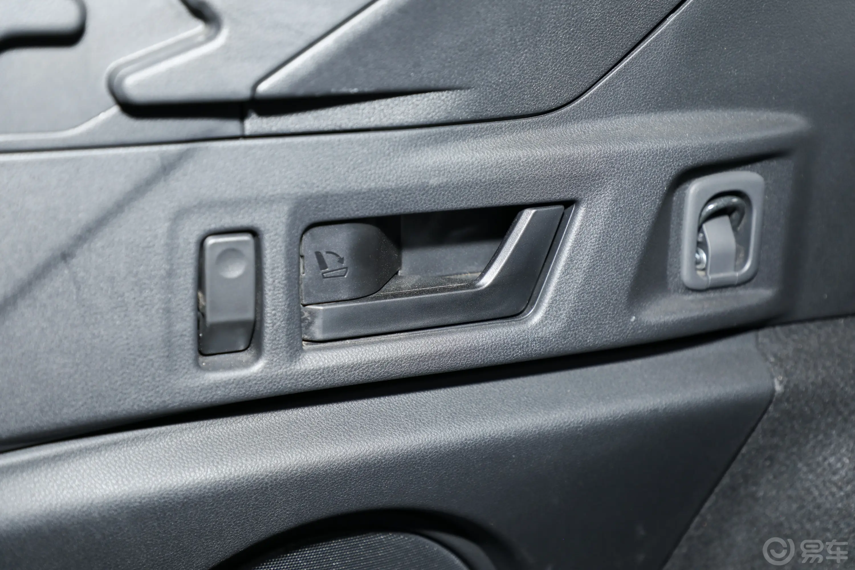 傲虎2.5i AWD旗舰版EyeSight后备箱内座椅放倒按钮