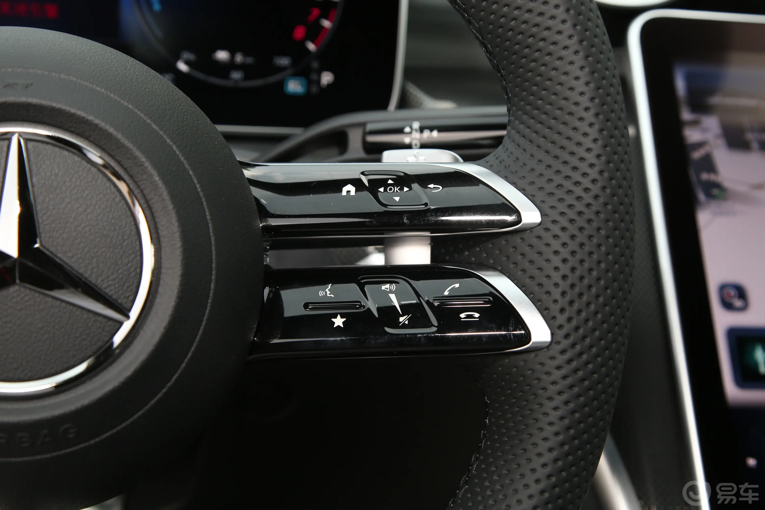 奔驰C级 插电混动改款二 C 350 e L右侧方向盘功能按键