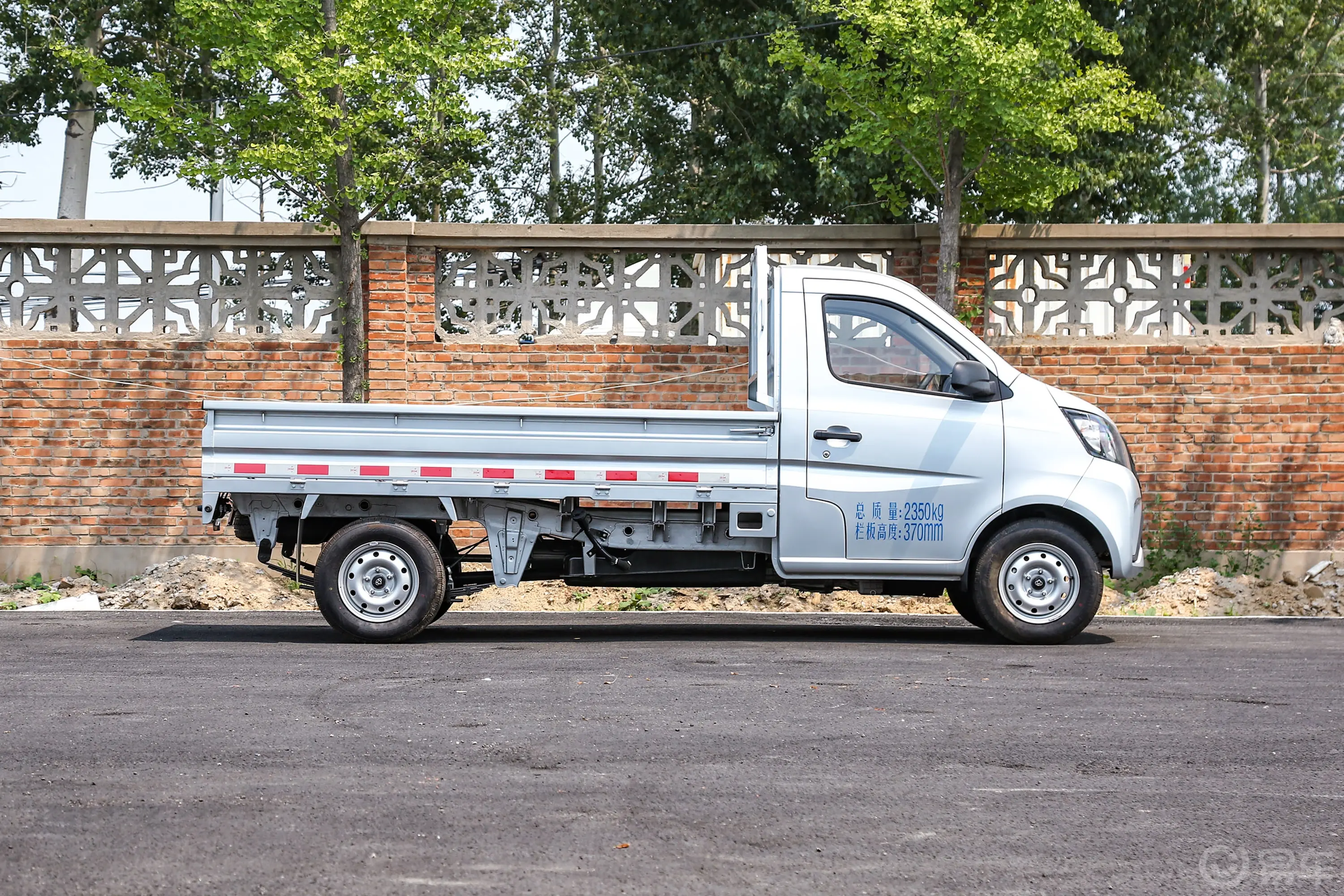 长安星卡1.5L 单排2.8米载货汽车舒适型无空调正侧车头向右水平