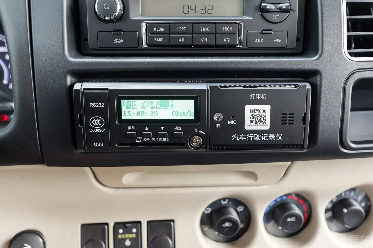 江铃晶马福运2.8T 手动标准型 9座 柴油中控