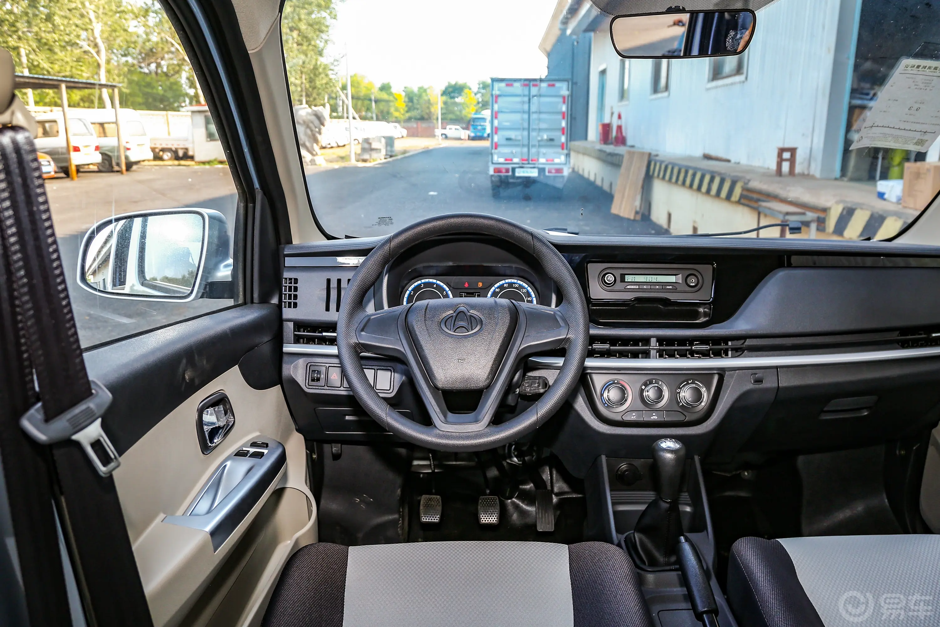 长安星卡1.5L 双排2.55米载货汽车舒适型驾驶位区域