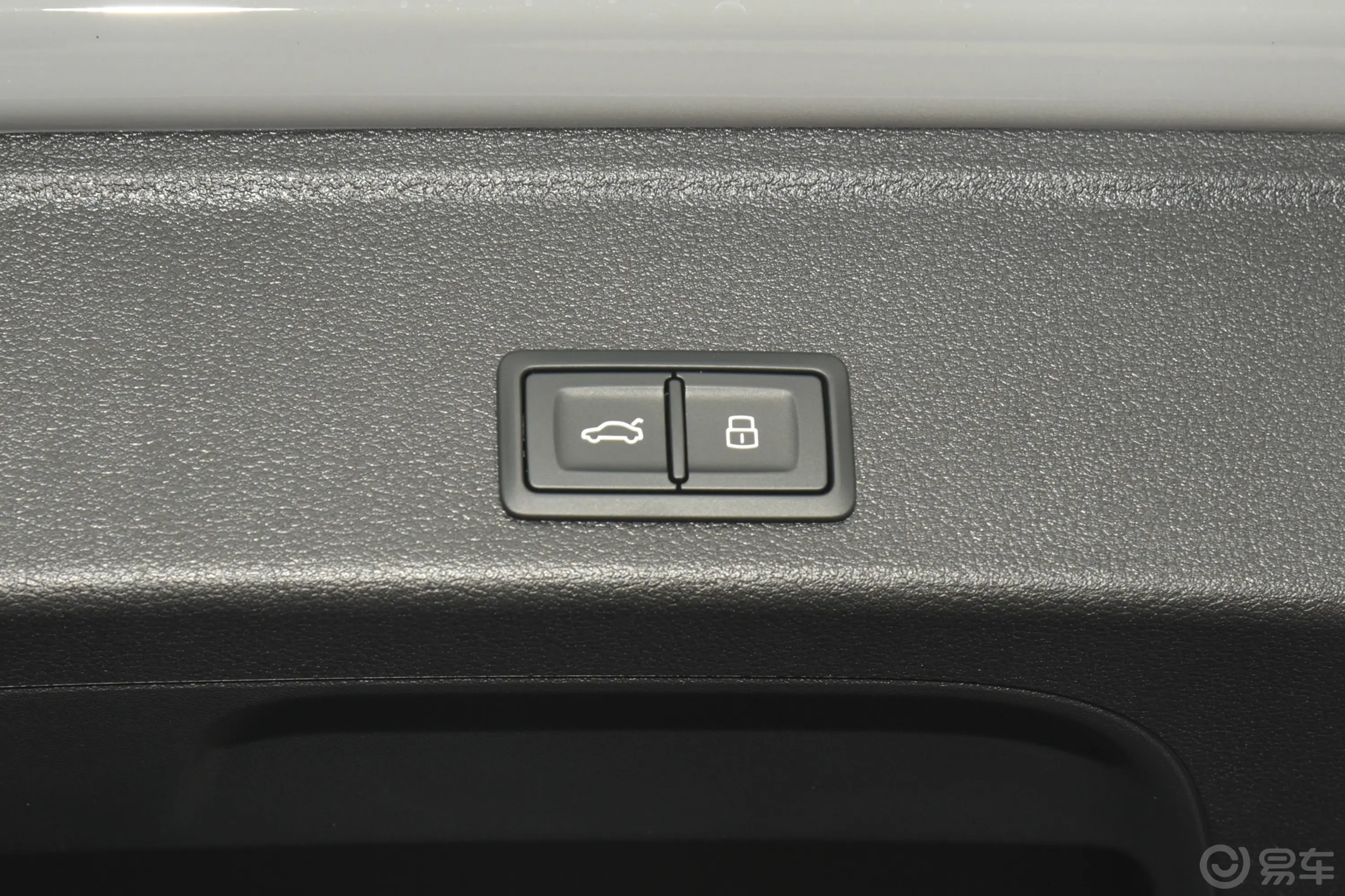 奥迪RS 42.9T Avant 暗金版电动尾门按键（手动扶手）