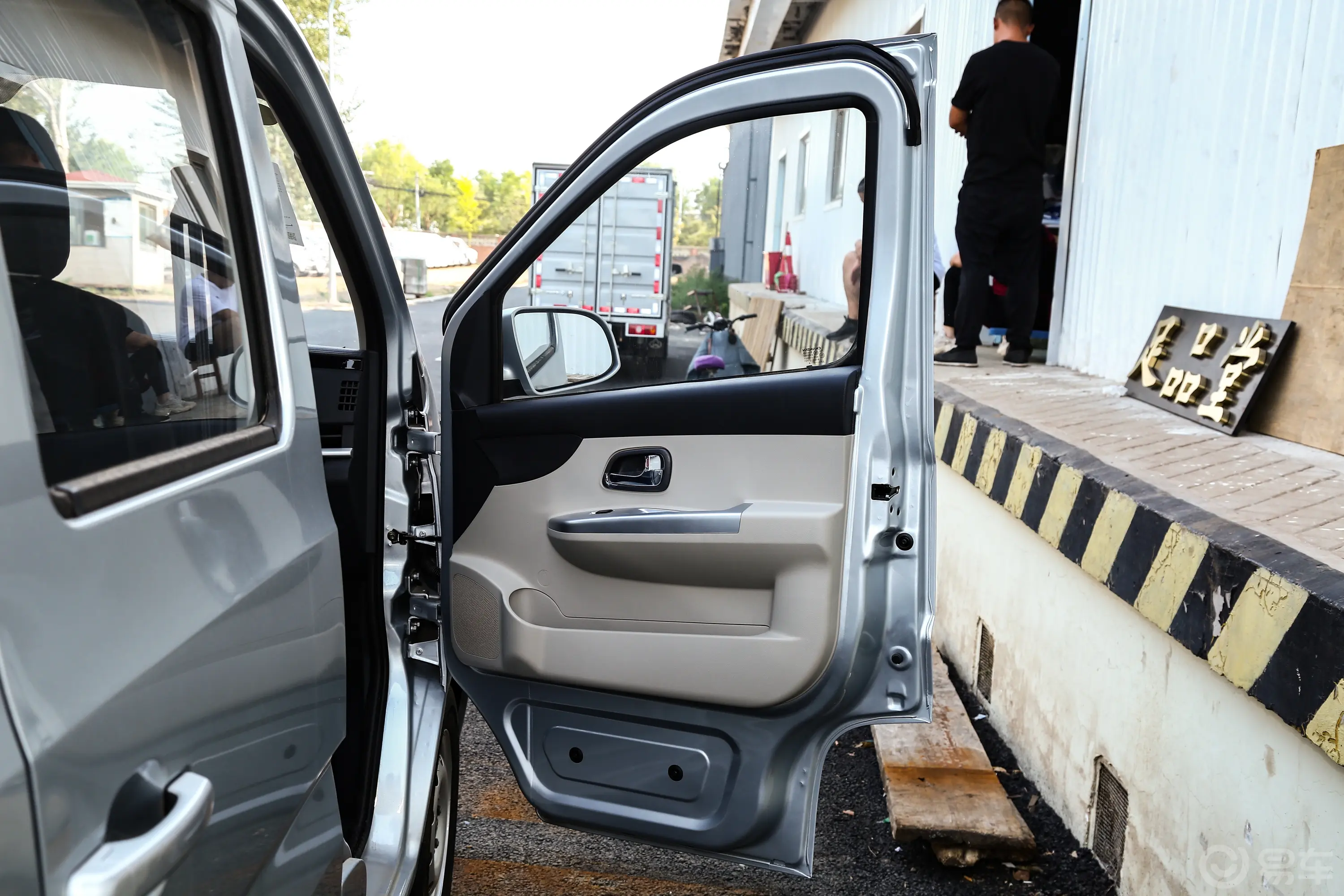 长安星卡1.5L 双排2.55米载货汽车舒适型副驾座椅调节