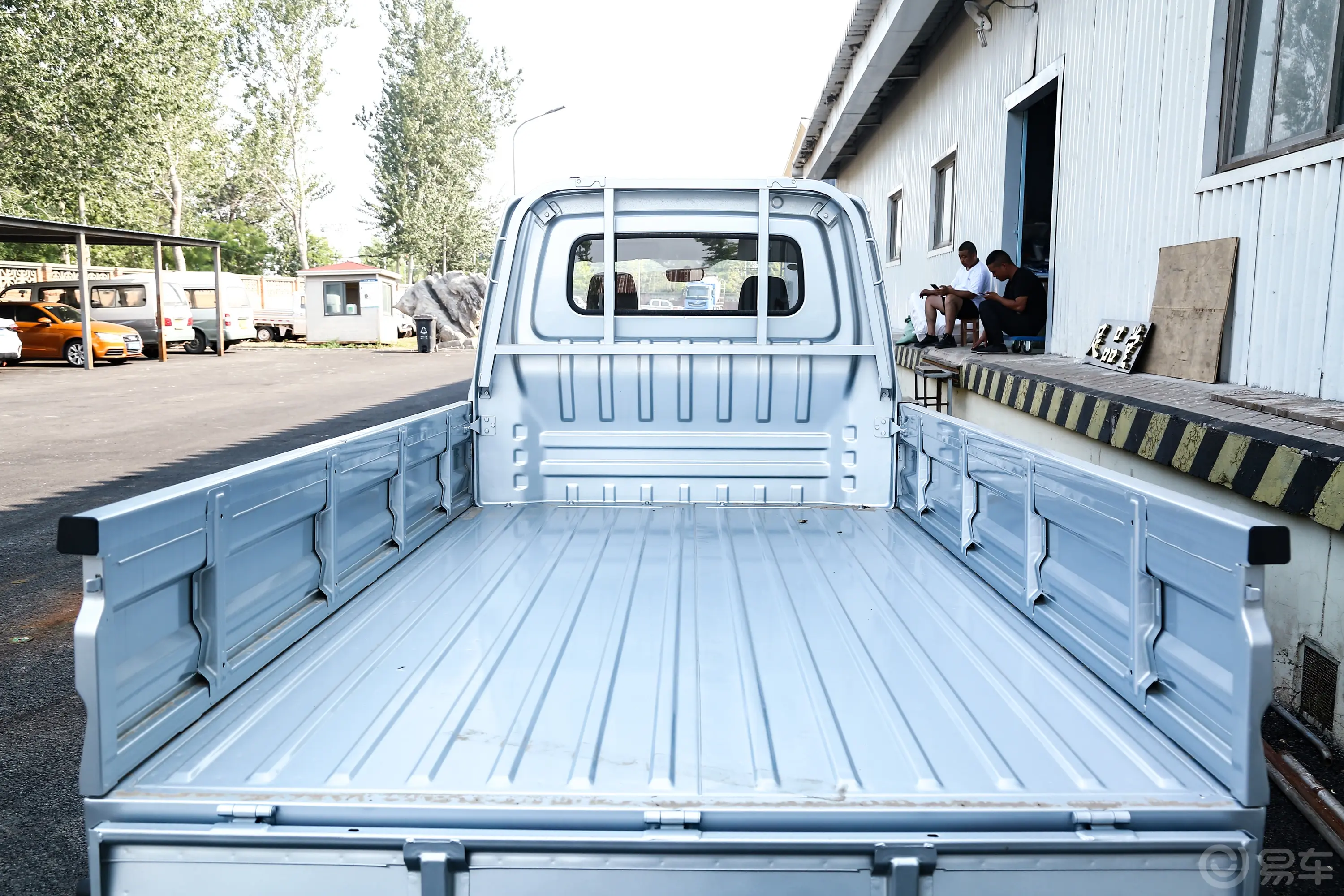 长安星卡1.5L 双排2.55米载货汽车舒适型后备厢空间特写