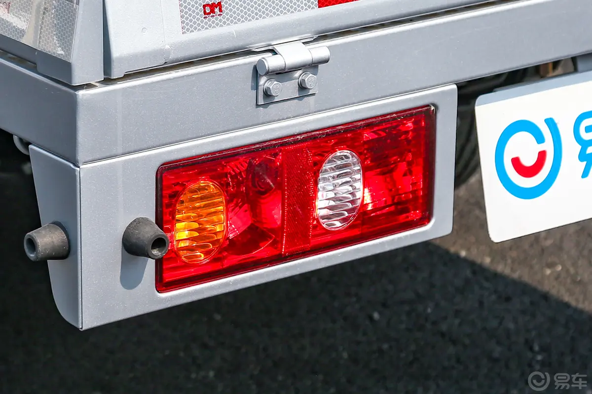 长安星卡1.5L 双排2.55米载货汽车舒适型大灯侧45度俯拍
