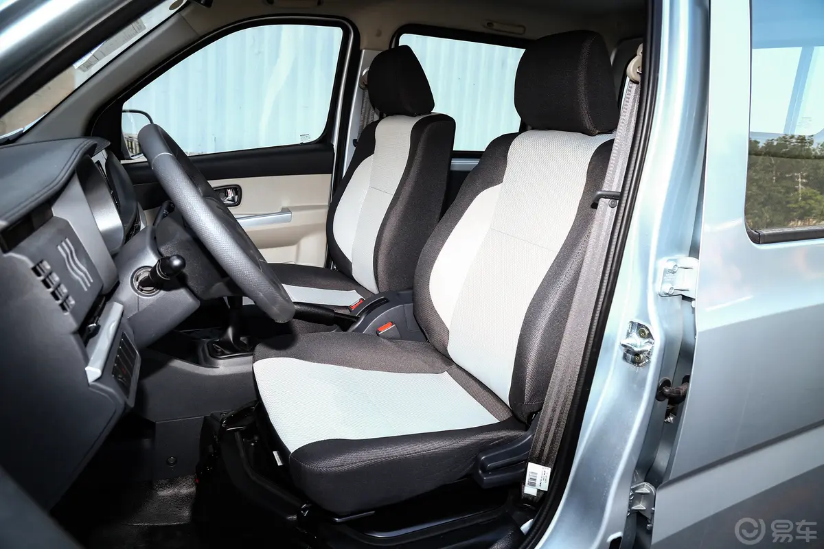 长安星卡1.5L 双排2.55米载货汽车舒适型驾驶员座椅