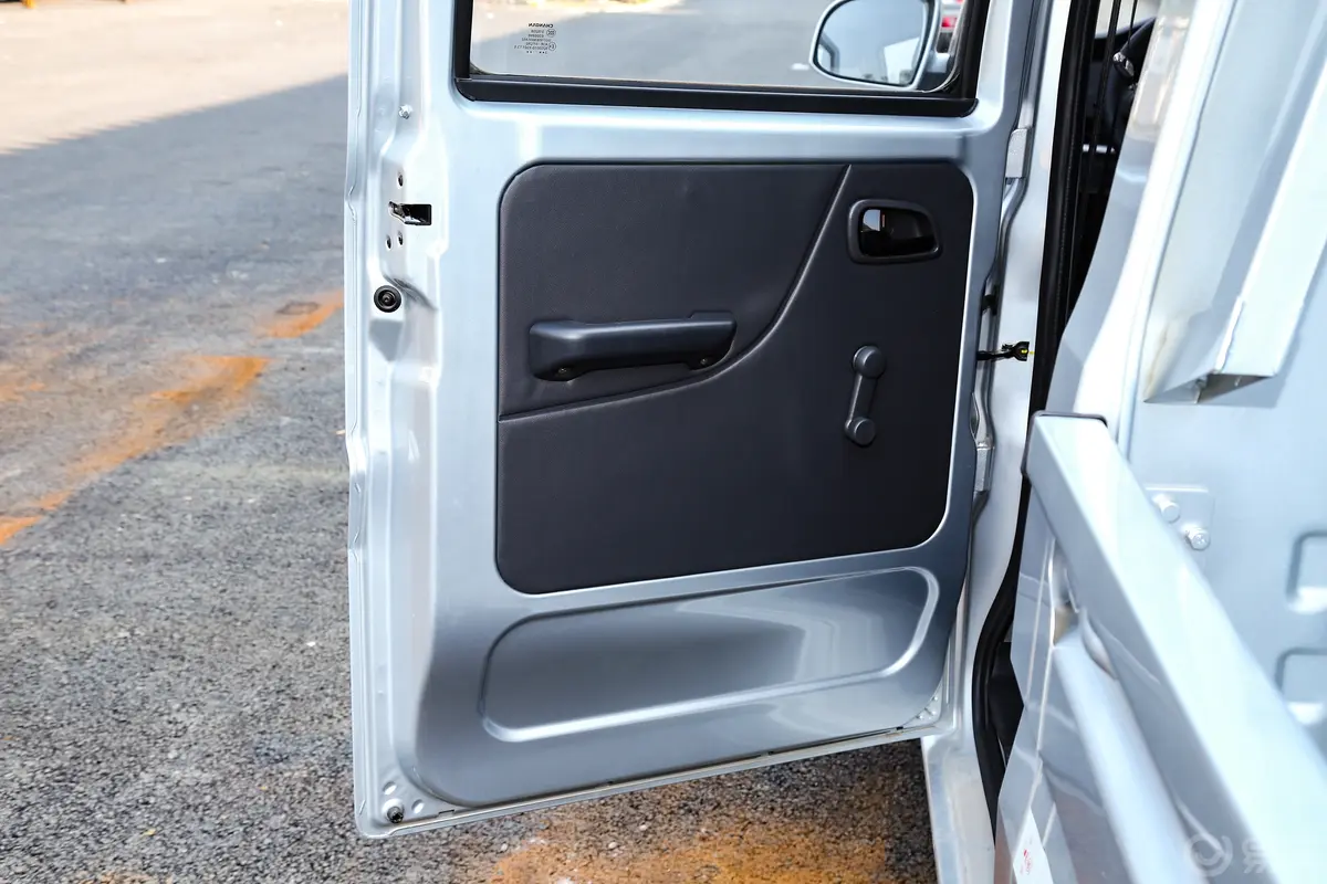 长安星卡1.5L 双排2.55米载货汽车舒适型后排功能