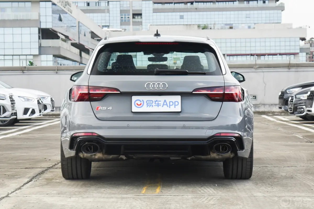 奥迪RS 42.9T Avant 暗金版正后水平