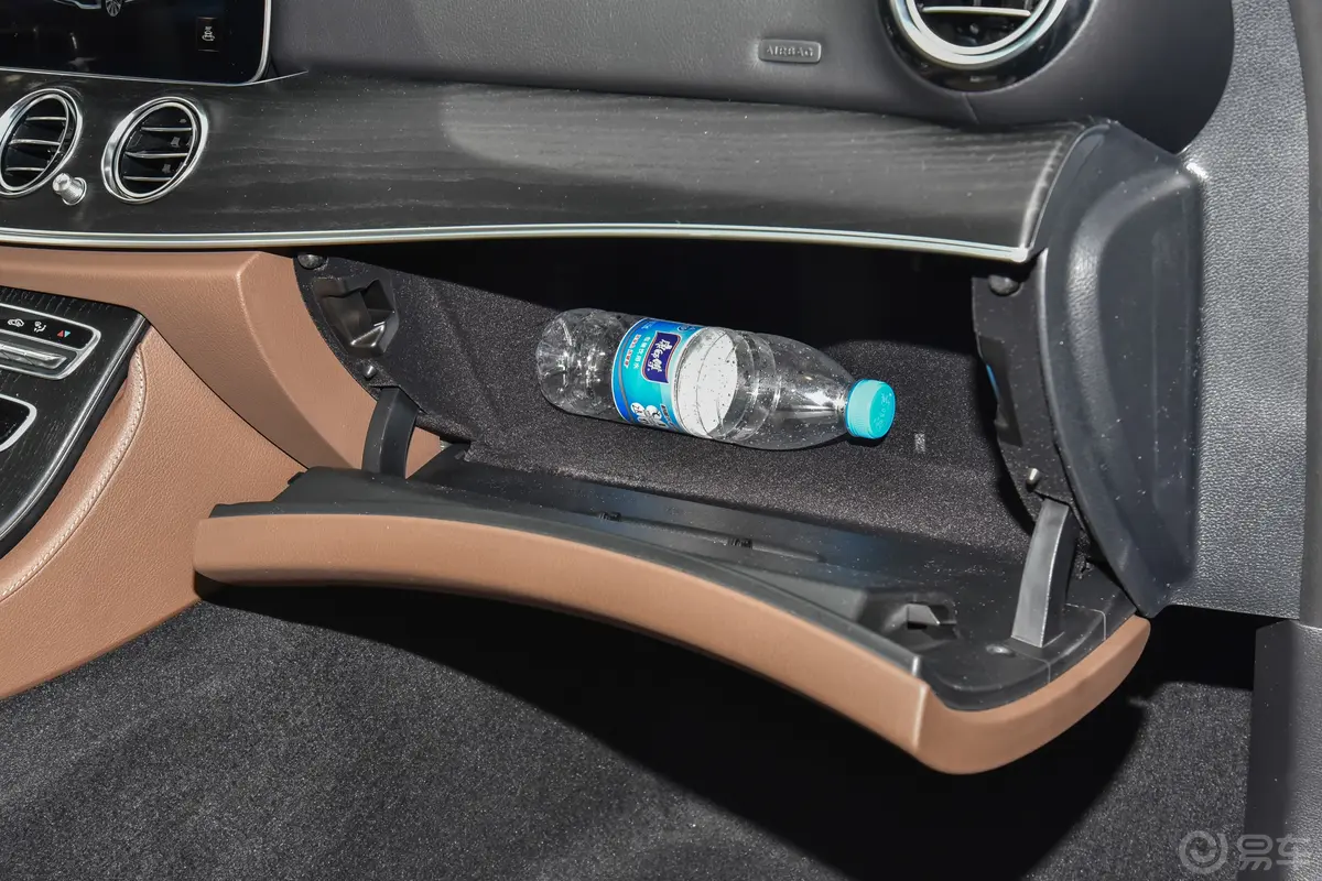 奔驰E级改款 E 300 L 运动尊贵型手套箱空间水瓶横置