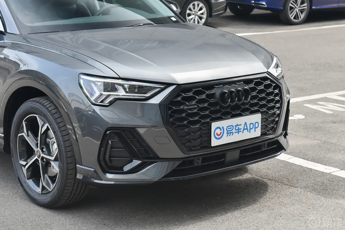 奥迪Q3 Sportback改款 45 TFSI quattro 时尚型前格栅侧俯拍