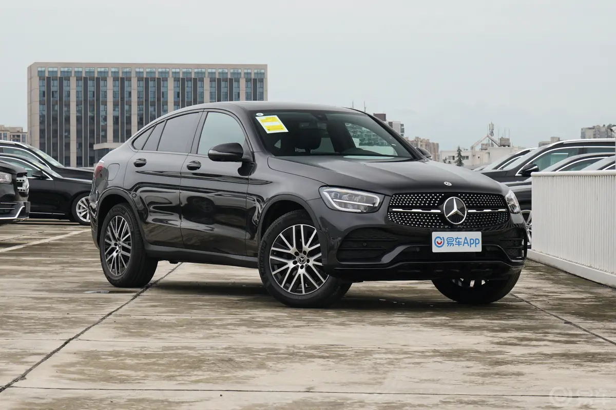 奔驰GLC轿跑改款 GLC 260 4MATIC 轿跑SUV侧前45度车头向右水平