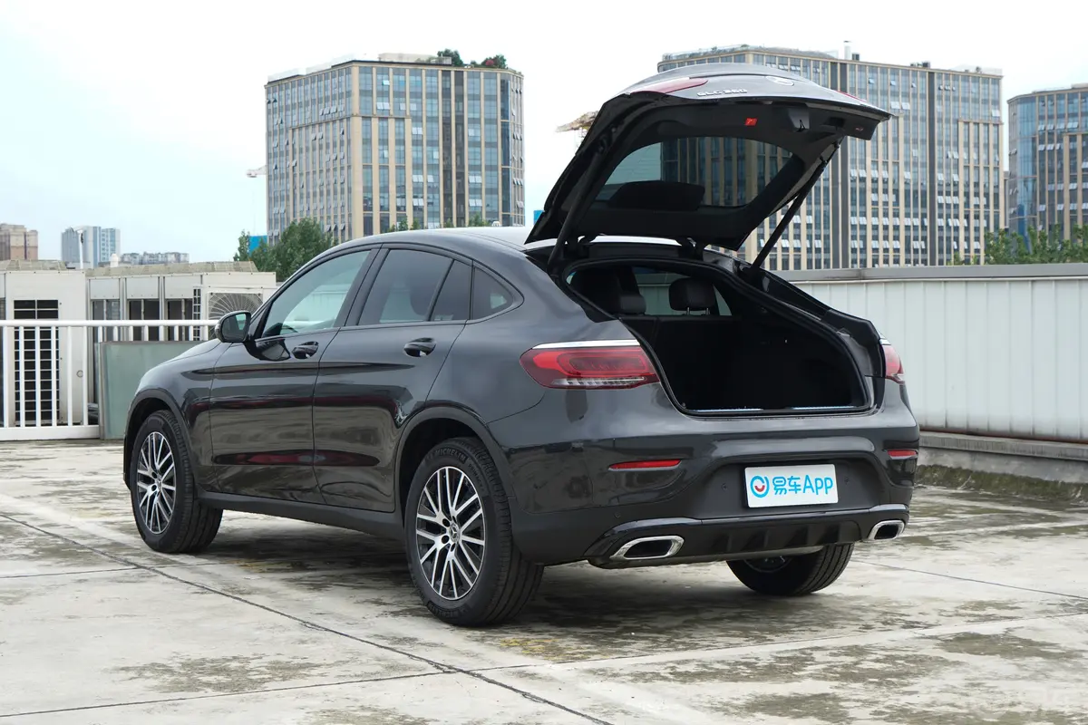 奔驰GLC轿跑改款 GLC 260 4MATIC 轿跑SUV后备厢开启45度侧拍